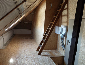 Zateplení stropu rodinného domu pomocí foukané izolace